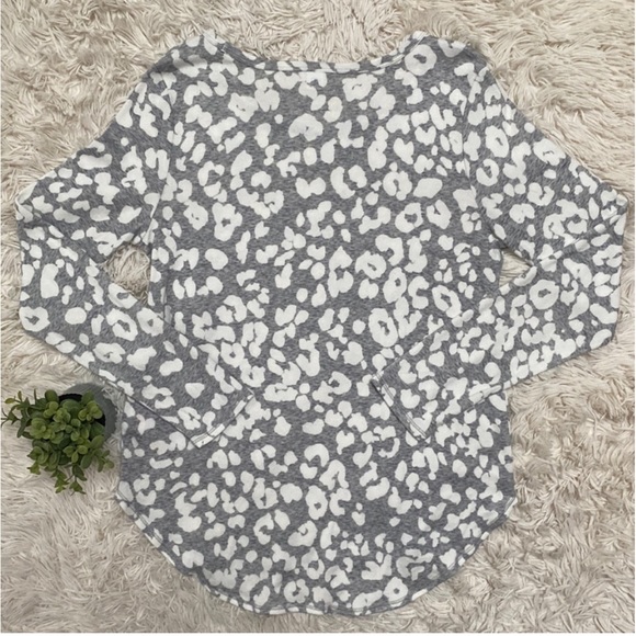 🌸3/$25 Old Navy Gray & White Leopard Print Top, Long Sleeve Tee, Size M - Picture 7 of 14